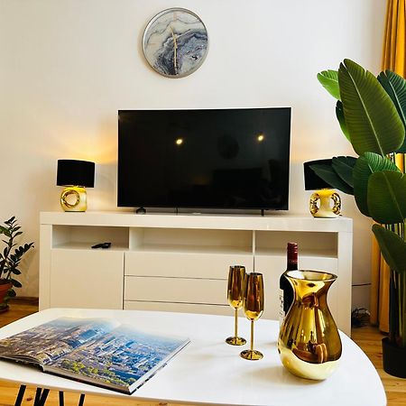 Luxury 4-Bedroom Apartment In Centre - Self-Check In & Fast Wifi 바르샤바 외부 사진
