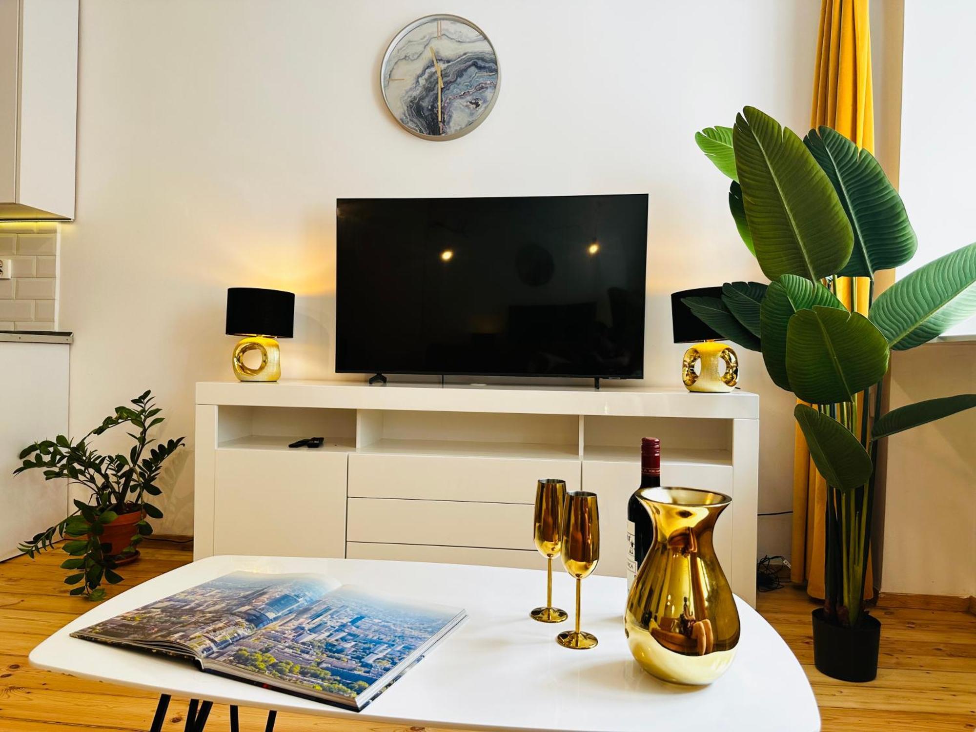 Luxury 4-Bedroom Apartment In Centre - Self-Check In & Fast Wifi 바르샤바 외부 사진
