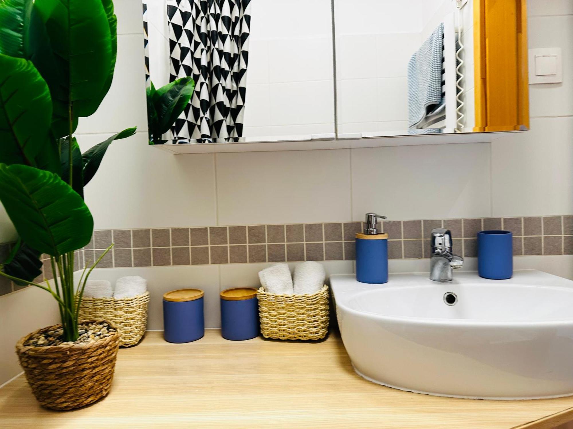 Luxury 4-Bedroom Apartment In Centre - Self-Check In & Fast Wifi 바르샤바 외부 사진